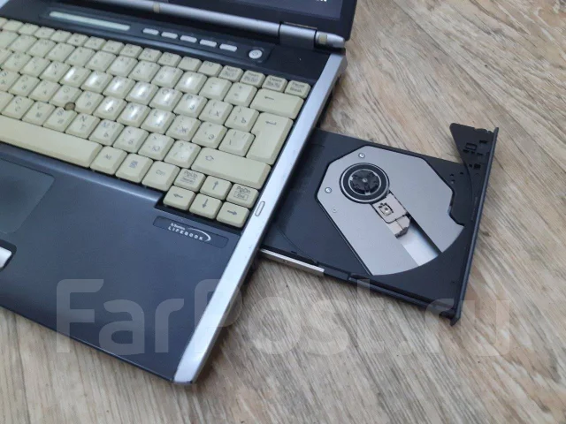 Fujitsu Siemens. 14", 1,7����, ��� 512 ��, ���� 20���, WiFi: 1, ����������� �� 3��. ����