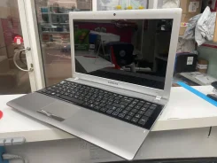 Samsung RV513. 15.6", 1,6����, ��� 4 ��, ���� 240���, WiFi: 1, Bluetooth: 1, ����������� �� 2��. ����