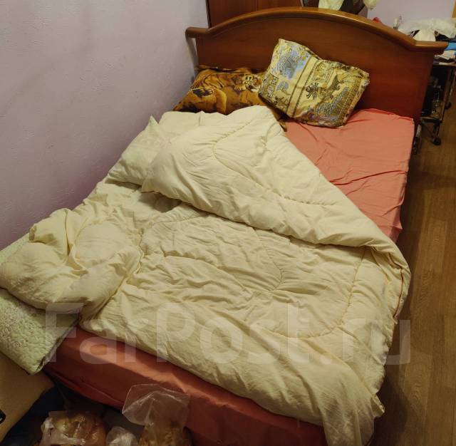 Кровать полутороспальная с матрасом, б/у, в наличии. Цена: 10 000₽ во ...