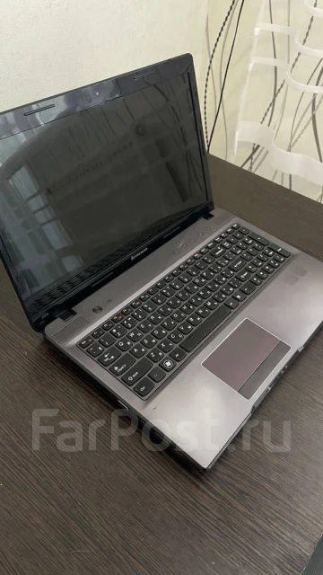 Lenovo IdeaPad Z570. 15.6", 2,4����, ��� 8 ��, ���� 300���, WiFi: 1, Bluetooth: 1 ����