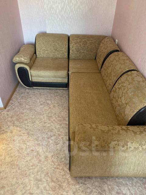 Диван угловой, б/у, в наличии. Цена: 35 000₽ во Владивостоке