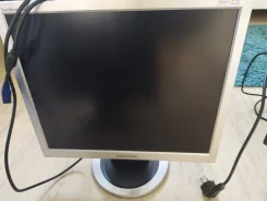 Samsung. 19", ���������� �� (LCD, LED, QLED) ����