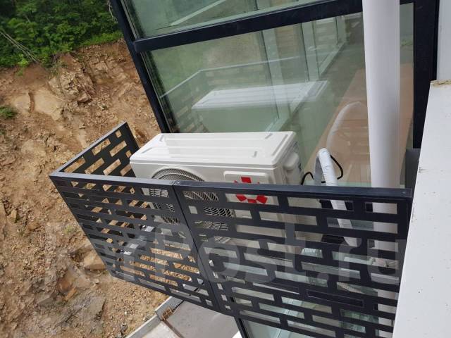 Промышленный альпинист. Монтаж кондиционеров во Владивостоке