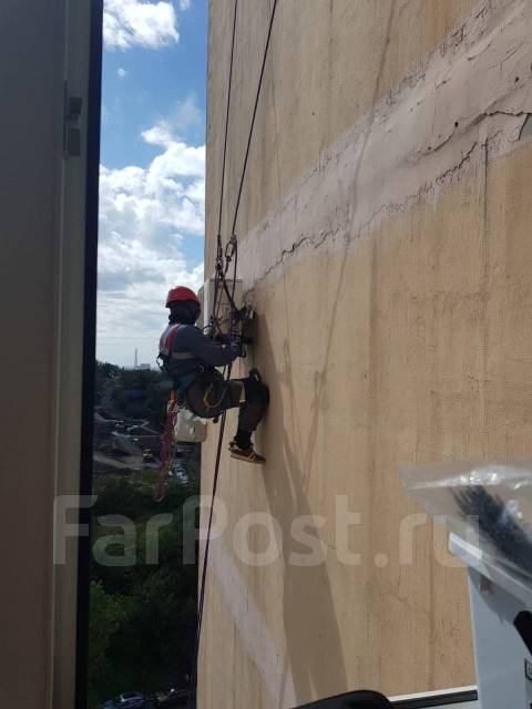 Промышленный альпинист. Монтаж кондиционеров во Владивостоке