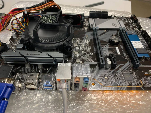 Intel Core i3-10105 ����