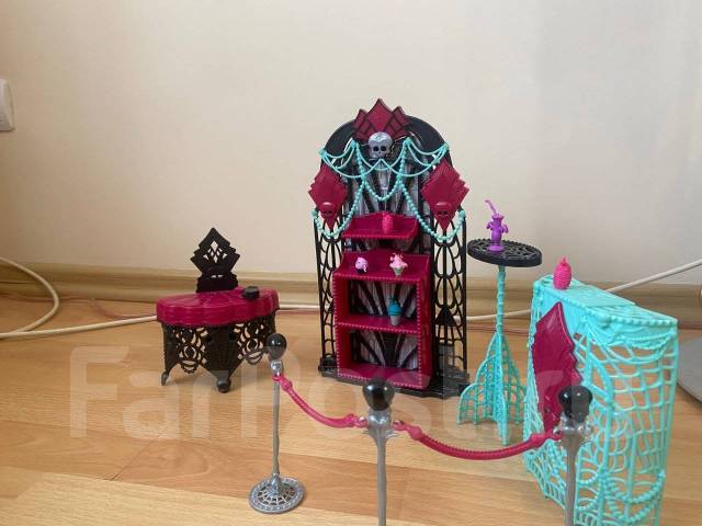 Кукольные домики и мебель Monster High