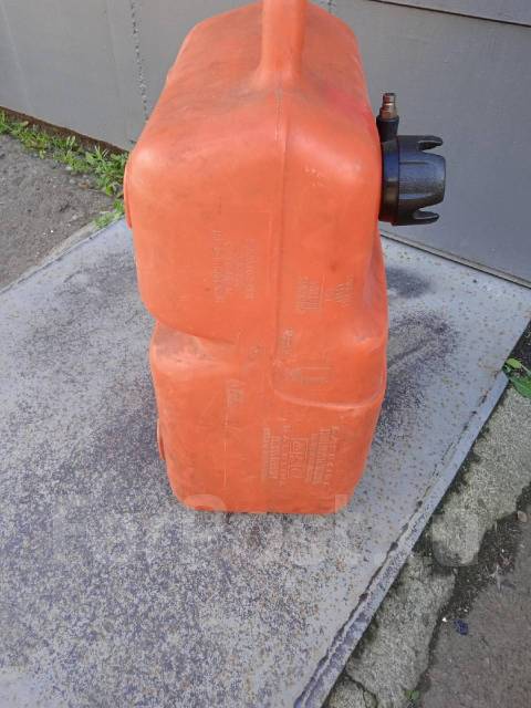 Канистра купить во Владивостоке по цене: 1 000₽ — частное объявление ...