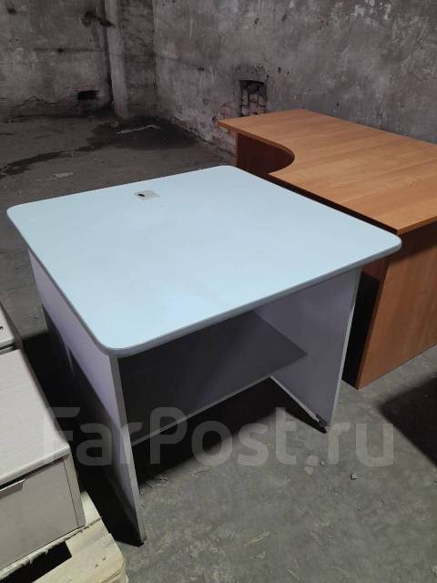 Стол офисный (мебель офисная б/у), в наличии. Цена: 3 000₽ во Владивостоке