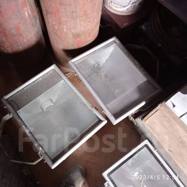 Прожекторы галогеновые, б/у, в наличии. Цена: 350₽ во Владивостоке