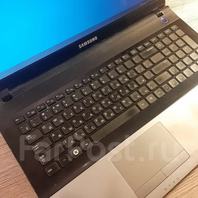 Samsung 300E7Z. 17.3", 2,1����, ��� 8 ��, ���� 740���, WiFi: 1, Bluetooth: 1, ����������� �� 1��. ����