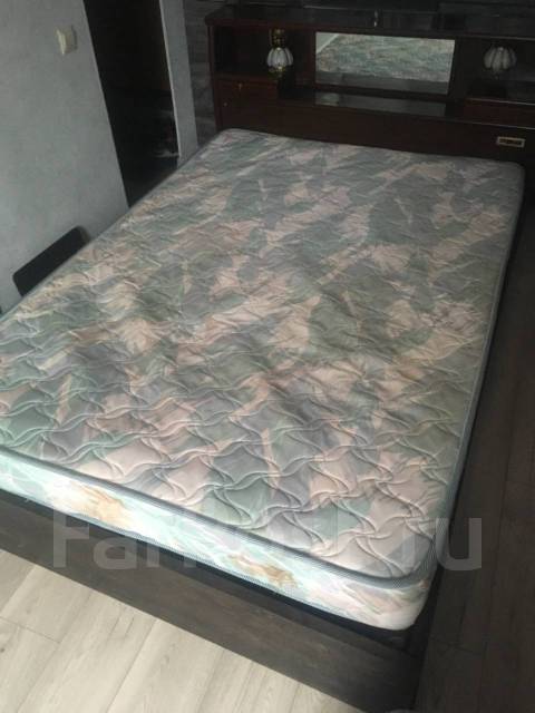 Кровать полутороспальная, б/у, в наличии. Цена: 6 000₽ во Владивостоке