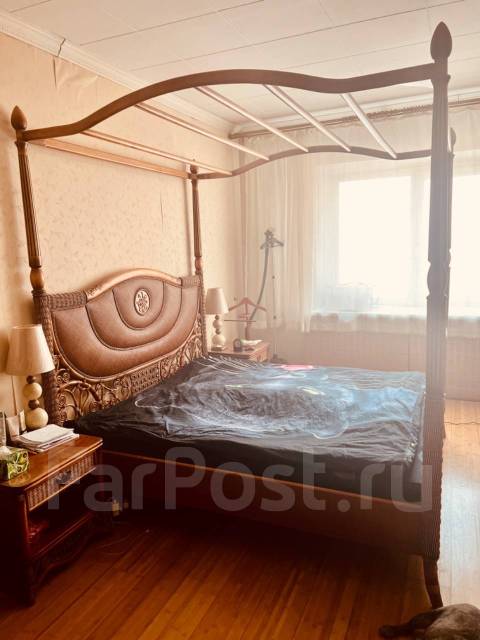 Кровать двуспальная, б/у, в наличии. Цена: 48 000₽ во Владивостоке