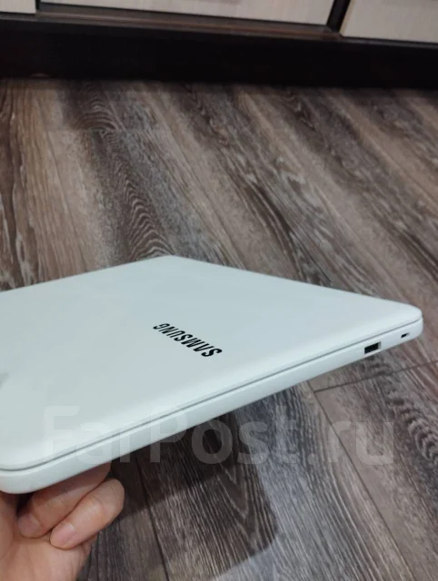 Samsung. 15.6", 2,3����, ��� 8 ��, ���� 240���, WiFi: 1, Bluetooth: 1 ����