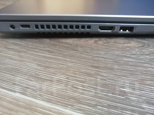 Asus VivoBook. 15.6", 2,1����, ��� 8 ��, ���� 1 000���, WiFi: 1, Bluetooth: 1 ����
