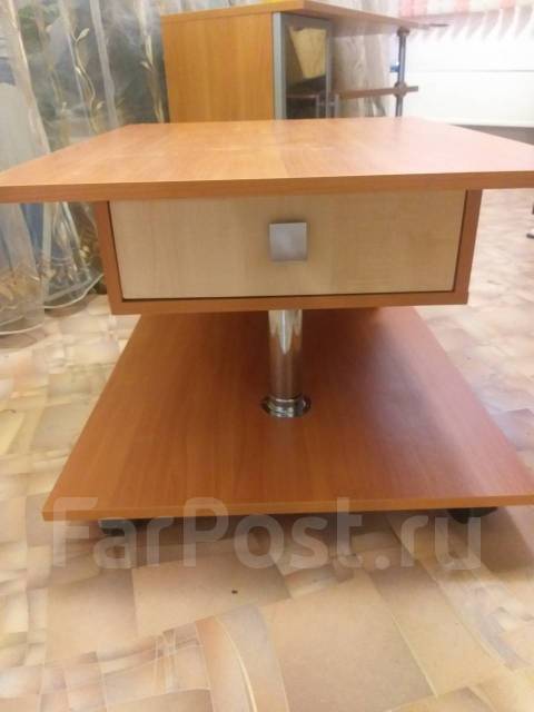 Журнальный столик, б/у, в наличии. Цена: 4 500₽ во Владивостоке