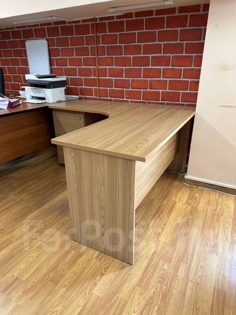 Стол угловой с тумбой, б/у, в наличии. Цена: 7 000₽ во Владивостоке