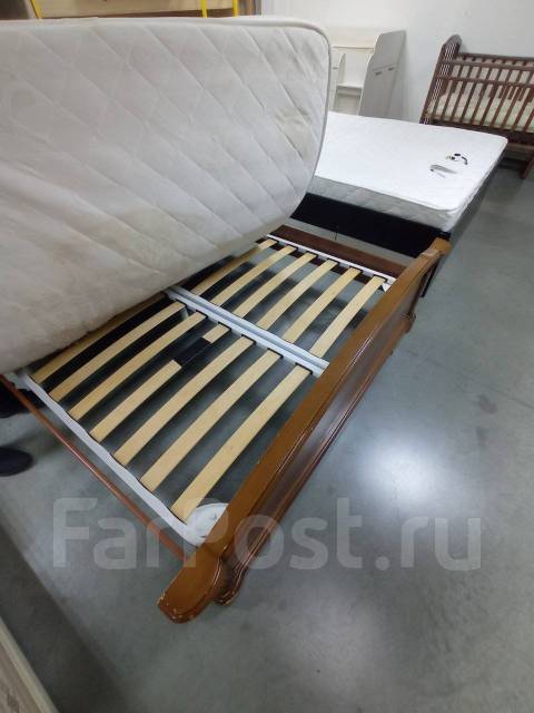 Кровать 2-х спальная с матрасом, б/у, в наличии. Цена: 9 500₽ в Хабаровске