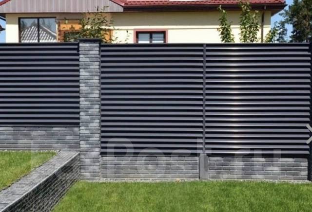 Забор 2024. Забор в современном стиле. Идеи забора перед домом. Забор горизонтальный металлический. Мехбуд заборы жалюзи.