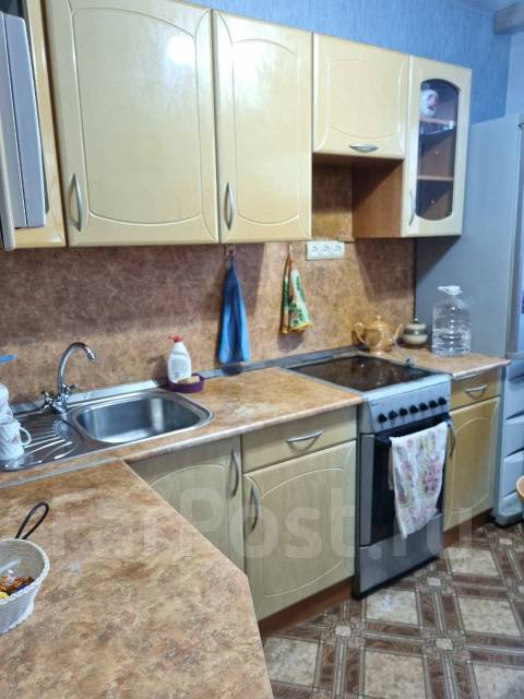 Кухонный гарнитур угловой, б/у, в наличии. Цена: 15 000₽ во Владивостоке