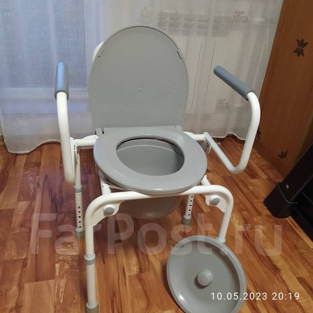 Продам кресло-туалет с убирающимися подлокотниками, б/у, в наличии ...