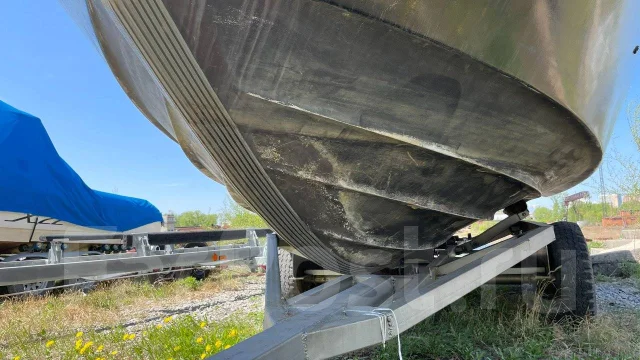 Bayliner. ����� 8,2��., ��������� ���������, 225��.�., ������ ����