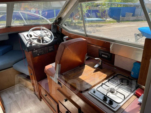 Bayliner. ����� 8,2��., ��������� ���������, 225��.�., ������ ����