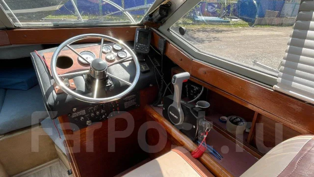 Bayliner. ����� 8,2��., ��������� ���������, 225��.�., ������ ����