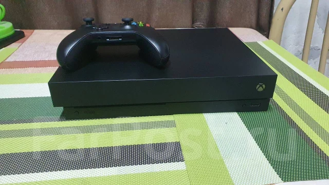 Microsoft Xbox One X ����