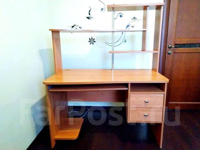 Продам компьютерный стол с надстройкой, б/у, в наличии. Цена: 4 500₽ в ...