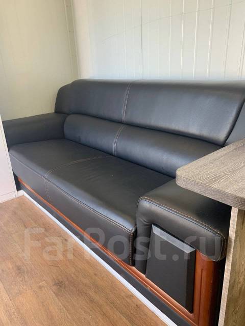 Диван офисный кожаный черный, б/у, в наличии. Цена: 35 000₽ во Владивостоке