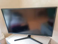 Samsung. 31.5", ���������� �� (LCD, LED, QLED) ����
