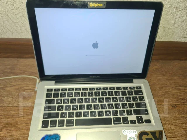 Apple MacBook. 13.3", 2,3����, ��� 4 ��, ���� 320���, WiFi: 1, Bluetooth: 1, ����������� �� 3��. ����