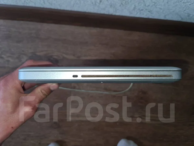Apple MacBook. 13.3", 2,3����, ��� 4 ��, ���� 320���, WiFi: 1, Bluetooth: 1, ����������� �� 3��. ����