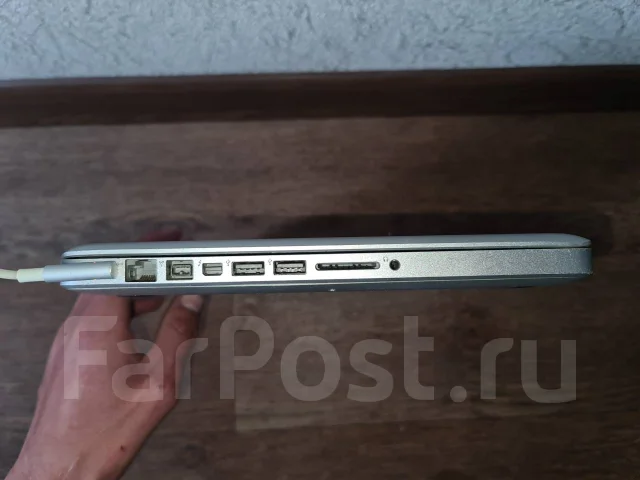 Apple MacBook. 13.3", 2,3����, ��� 4 ��, ���� 320���, WiFi: 1, Bluetooth: 1, ����������� �� 3��. ����