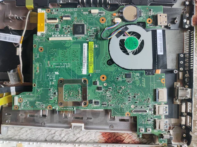 Asus Eee PC 1225B. 12", 1,6����, ��� 4 ��, ���� 1 500���, WiFi: 1, Bluetooth: 1, ����������� �� 100��. ����