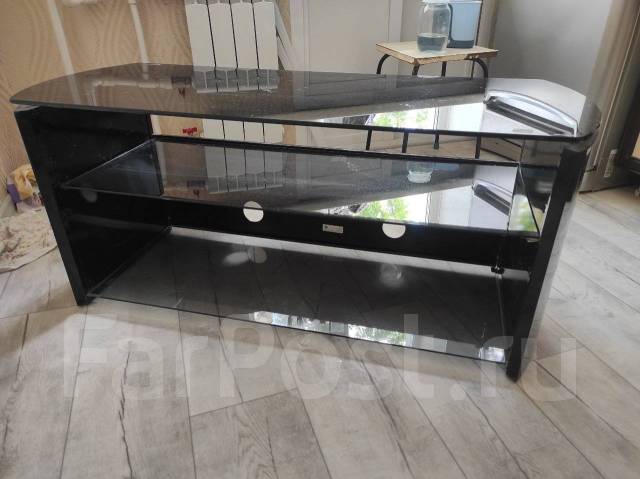 Тумбочка под телевизор стеклянная, черная, б/у, в наличии. Цена: 500₽ в ...