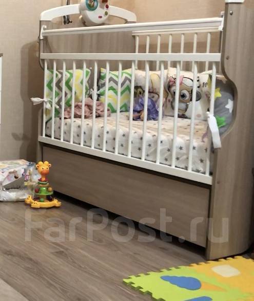 Детская кровать маятник, б/у, в наличии. Цена: 3 000₽ во Владивостоке