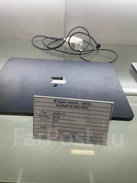 Apple MacBook. 13", 1,6����, ��� 512 ��, ���� 8���, WiFi: 1, Bluetooth: 1, ����������� �� 900��. ��� ����� �� ������������ ����