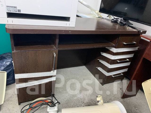 Стол письменный, б/у, в наличии. Цена: 3 000₽ во Владивостоке