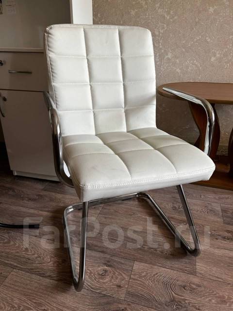 Стулья для клиентов, б/у, в наличии. Цена: 1 500₽ в Находке