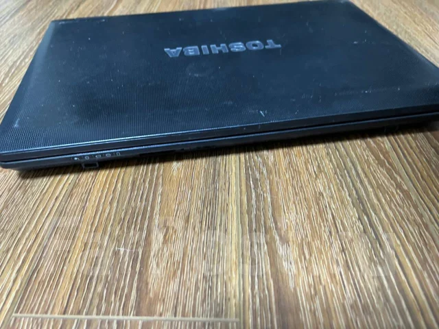 Toshiba Dynabook. 15", 2,4����, ��� 4 ��, ���� 320���, WiFi: 1, Bluetooth: 1, ����������� �� 1��. ����