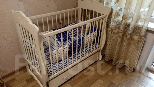 Детская кровать с маятником, б/у, в наличии. Цена: 5 000₽ во Владивостоке