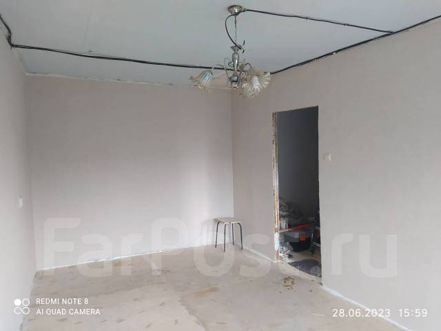 Поклейка обоев, демонтаж старых обоев, установка плинтусов, покраска во ...