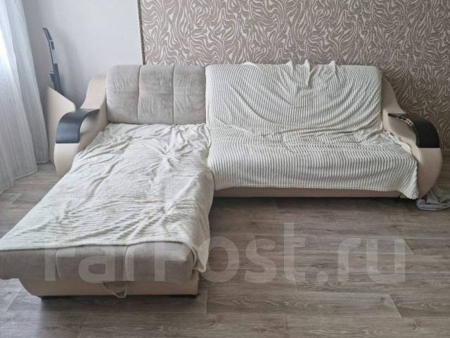 Диван кровать угловой, б/у, в наличии. Цена: 10 000₽ во Владивостоке