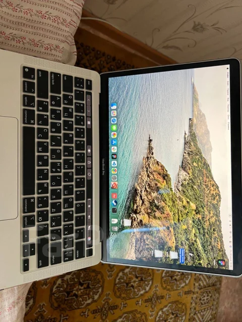 Apple MacBook 13. 13.3", 2����, ��� 16 ��, ���� 500���, WiFi: 1, Bluetooth: 1 ����