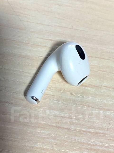 Левый наушник Apple AirPods 3, б/у, в наличии. Цена: 2 000₽ во Владивостоке