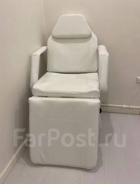 Кушетка косметологическая, б/у, в наличии. Цена: 10 000₽ во Владивостоке