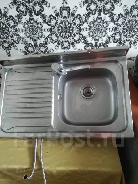 Кухонная мойка с краном, в наличии. Цена: 800₽ во Владивостоке