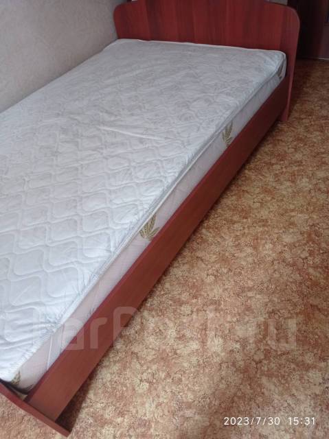 Продам кровать полутороспальную б/у в комплекте с матрасом и наматрас ...