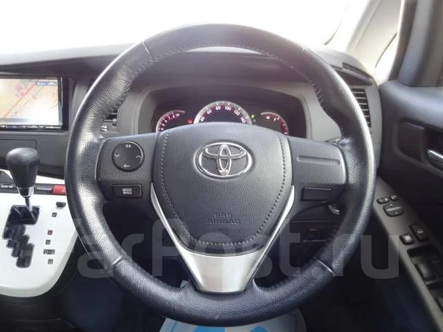 Toyota Isis. �������, ��������, 1.8 (143��.�.), ������, 68 000����. ��, �/�. ��� ����� �� ������������ ����